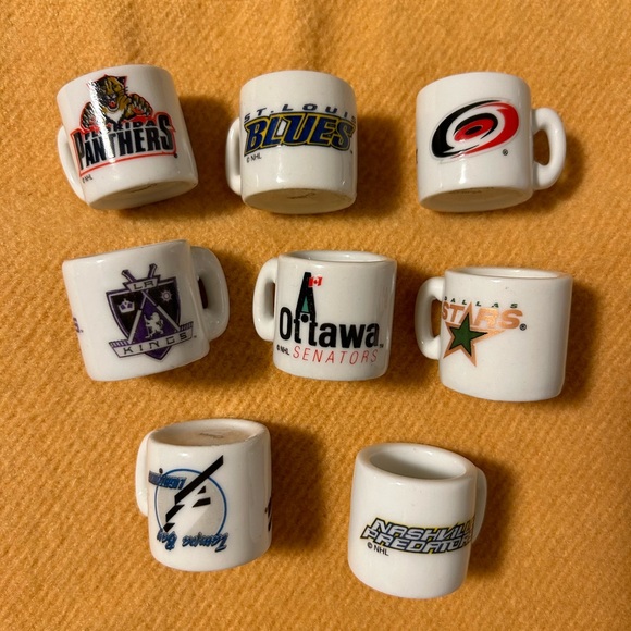 Lot of vintage hockey team mini mugs - Picture 2 of 2